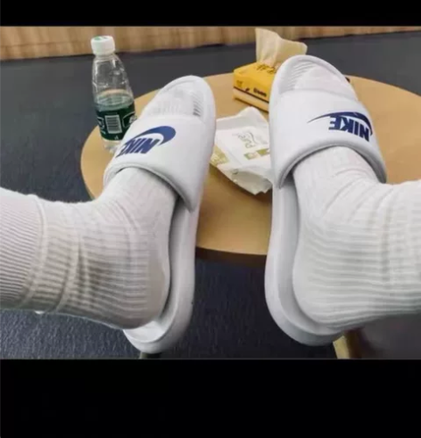 Nike 白蓝拖鞋 便宜甩卖啦 尺码：36...