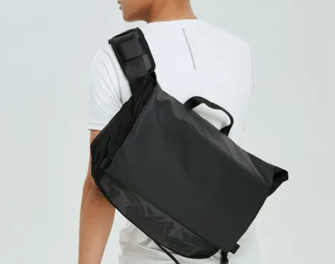 ?网易严选防水单肩信使包尼龙材质防水包身斜...