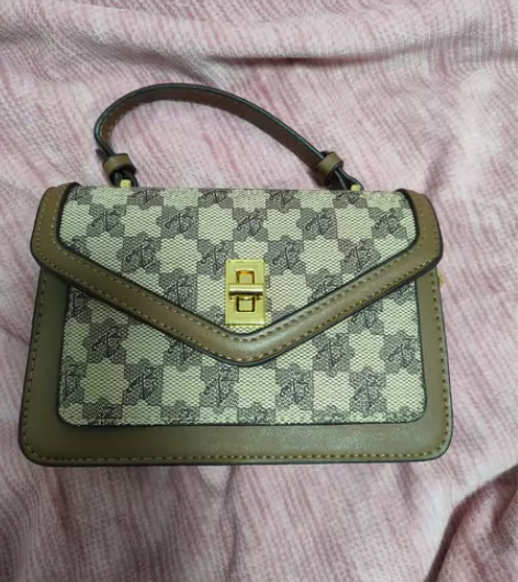 全新真皮女包可手提可斜挎。 感兴趣的话点“...