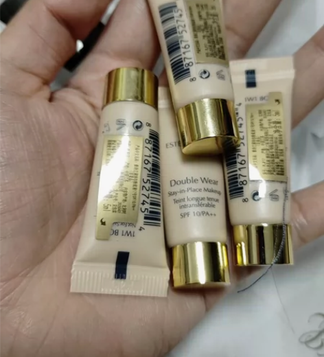 刚买了一瓶雅诗兰黛dw粉底液送1w1的小样...