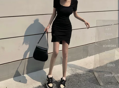 裙子2021夏季赫本风辣妹性感心机方领连衣...