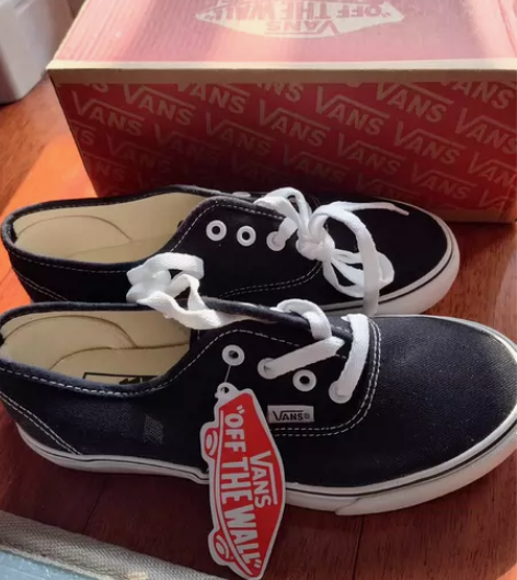 全新未穿万斯女鞋VANS帆布鞋，只剩 38...