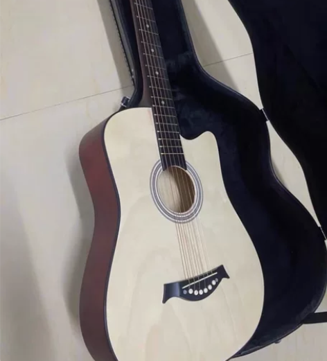 毕业了带不走，原价1300买的几乎全新吉他...