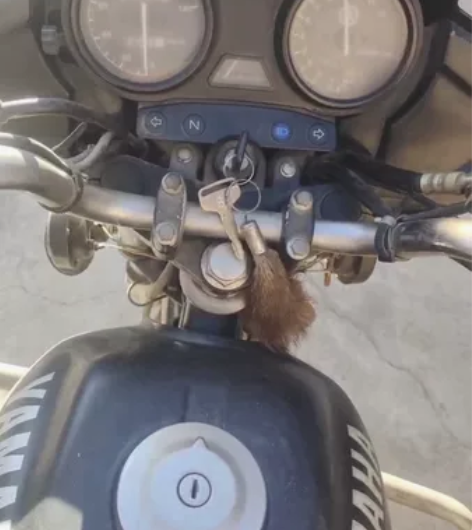 雅马哈天剑，我老爸以前买的，摩托放在家里闲...