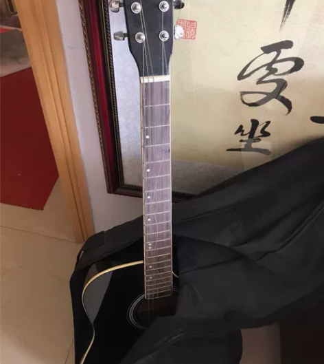 吉他 初学者,断弦了一根,但是有2包备用弦...