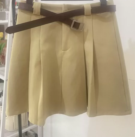 九成新卡其色百褶裙，包邮出！没有安全裤 感...