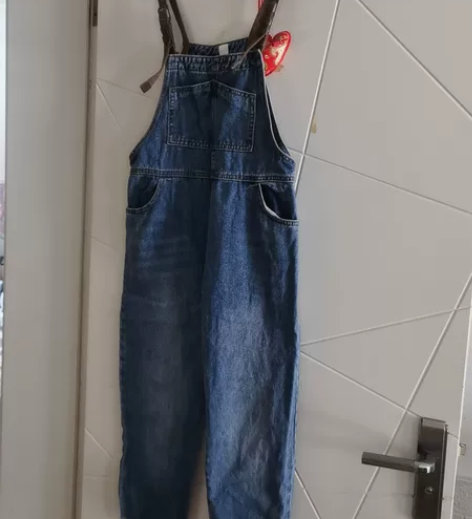 出一款蓝色的背带牛仔裤，适合春夏秋季穿着，...