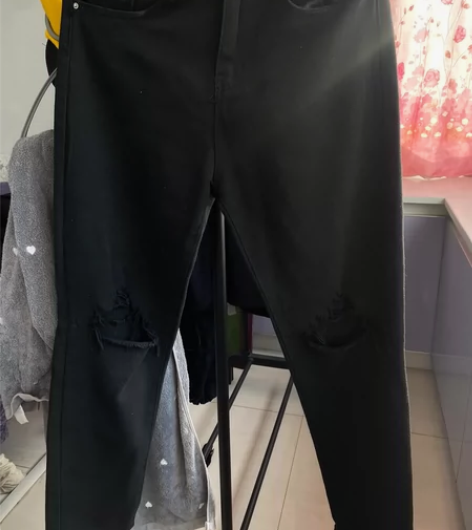 高街破洞裤男女同款非常非常新 只穿过一次 ...