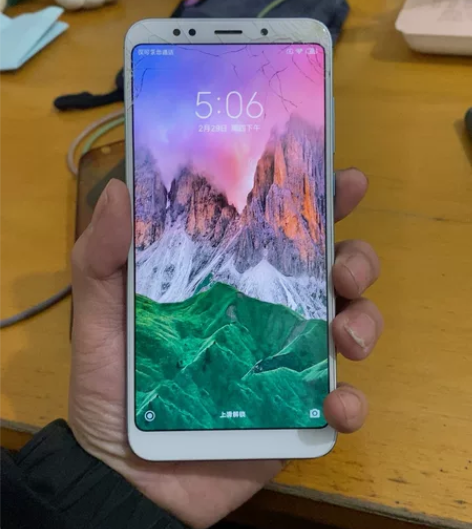 红米5plus 3?32g，屏幕破损不影响...