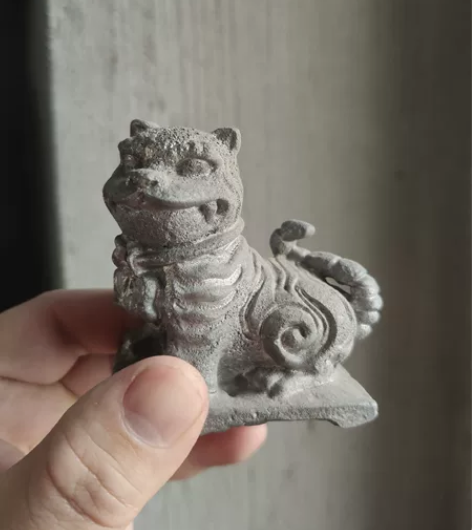 可爱的日本虎镇纸。收于日本京都。日本明治老...