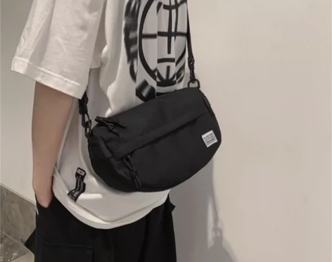 斜挎包男潮牌日系男士休闲单肩包大容量学生斜...