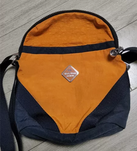 随身包几乎全新 很厚实防水 颜色靓丽 超多...