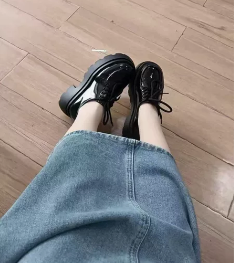 黑色系带英伦风厚底小皮鞋女2023新款增高...