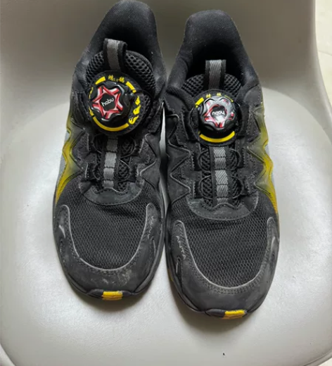 出安踏黑色儿童鞋子,码数36号,款式为休闲...