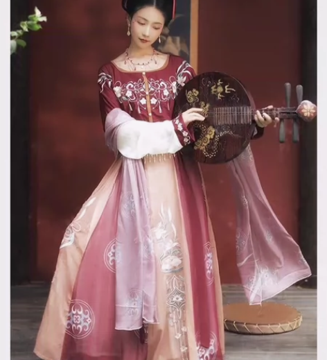 出如图汉服，S码，可私聊价格和看细节 可送...