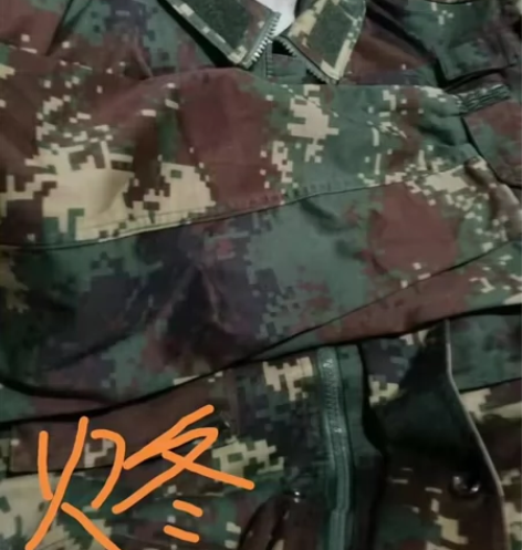 二手冬季绿色迷彩服，二手七八成新，衣服裤子...