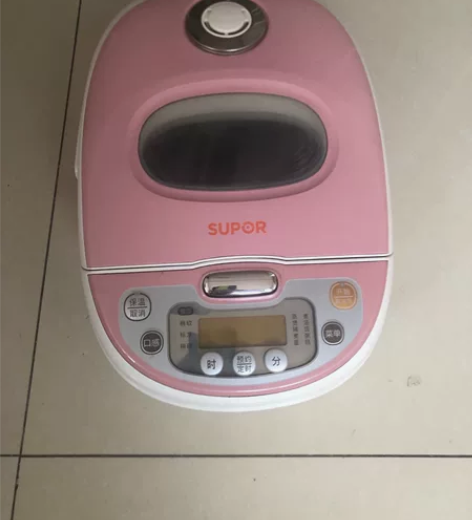 出苏泊尔品牌的电饭煲，颜色为粉色，款式为5...