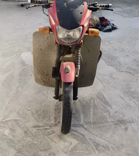 出自用二手豪爵银豹125摩托车,车很好一点...