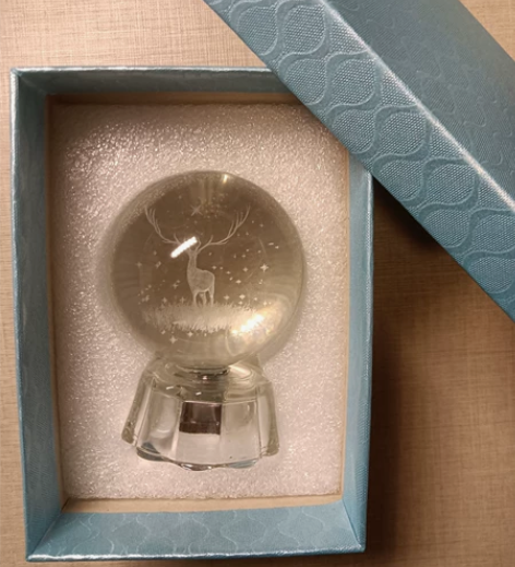 一鹿相伴水晶球，会变色，做工挺精致 有礼盒...