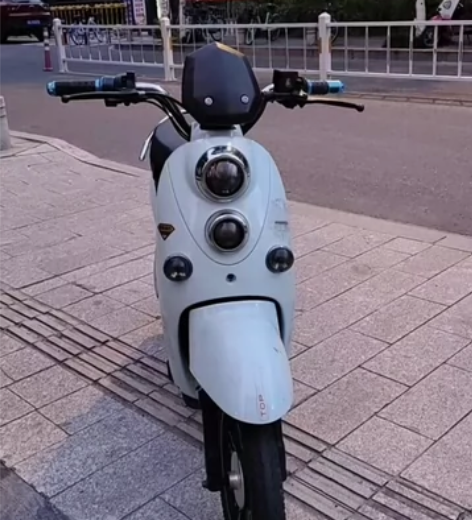 二手电动车雅迪爱玛款式品牌都有 9成新，外...