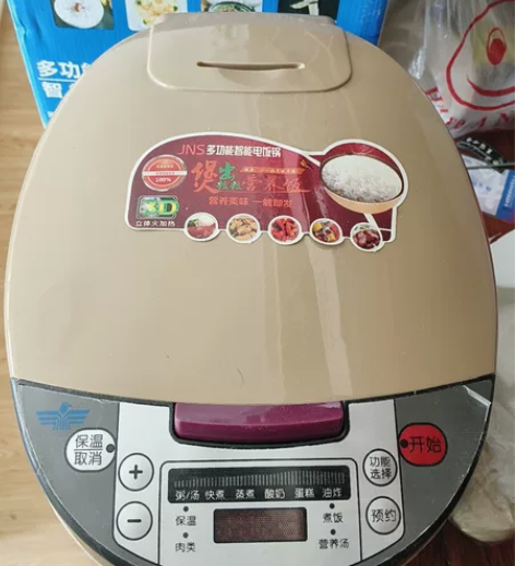 新飞电饭煲5L,全新的,外包装纸盒压坏了,...