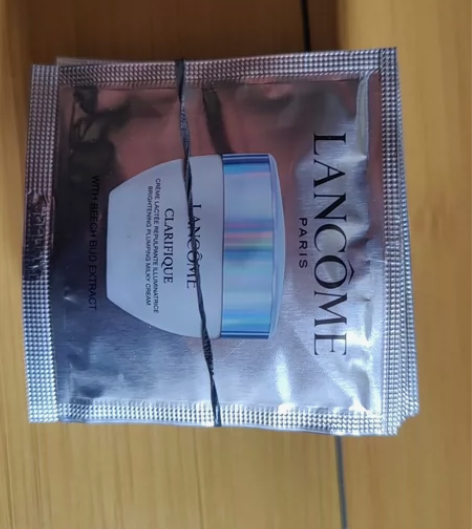1.雅诗兰黛特润修护精华眼霜，小样袋装，共...