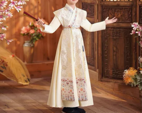 出一款儿童古装演出服装，适合男孩穿着。服装...