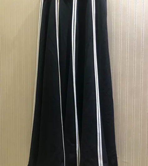 黑色搭白色条半身长裙。长92、腰围72，下...