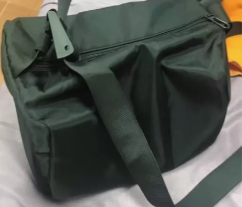 【全新包邮】超大容量单肩包男斜挎包男女通用...