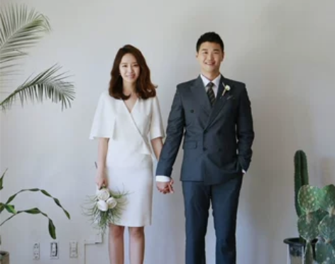 [莫妮卡] 简约大方轻婚纱软缎极简风蜜月旅...