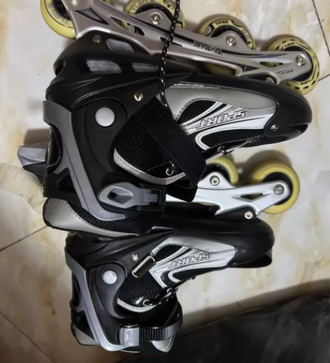 成人旱冰鞋 36脚码一双陪孩子玩时候买的9...