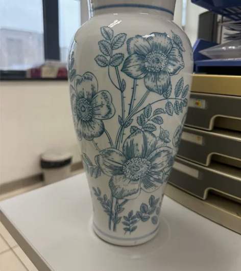 出青花瓷花瓶，景德镇制造。该花瓶采用陶瓷材...