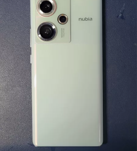 努比亚z50 漂亮的白色 12+512 屏...