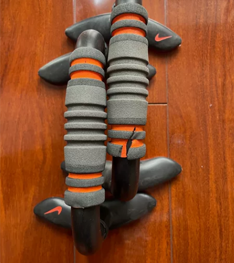 耐克俯卧撑支架，手扶单支有轻微划痕如图，不...