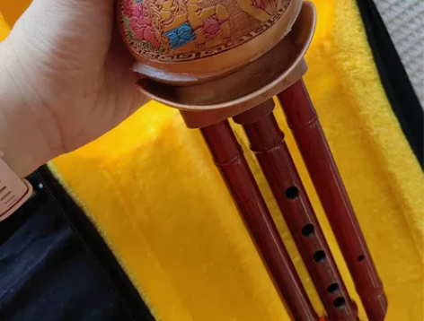 全新葫芦丝，有盒子，但是开胶了，不介意的拍...