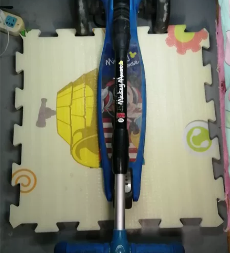 迪士尼滑板车，蓝色。高度可调节，可折叠。前...