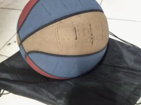 闲置篮球一个，花色的鸿动。手感较软，较轻。...