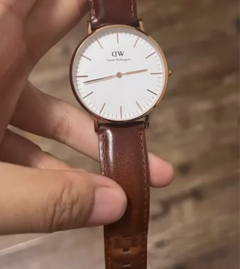 DW手表，皮表带有带过痕迹，另外还有两个全...