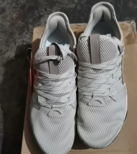 在网上买的安踏跑步鞋，四零码，全掌气垫大底...