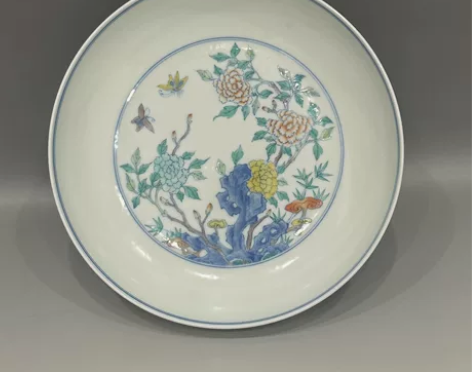 清代雍正斗彩牡丹蝴蝶盘,口径19.5,高4...