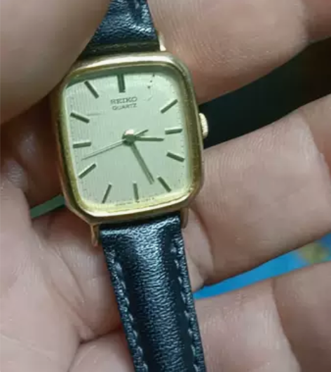 精工石英小女表，品相一般，而且刻度掉了一个...