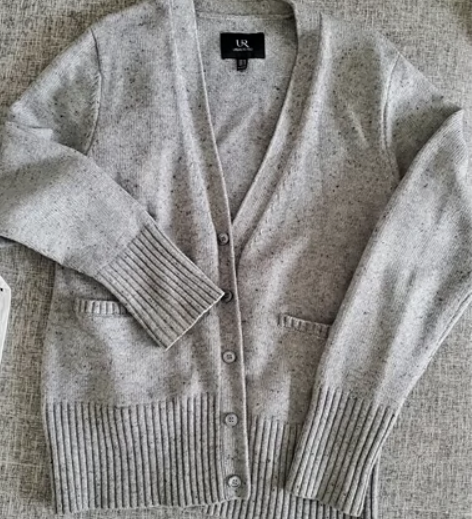UR灰色线衣开衫，基本全新，M码，袖口和收...