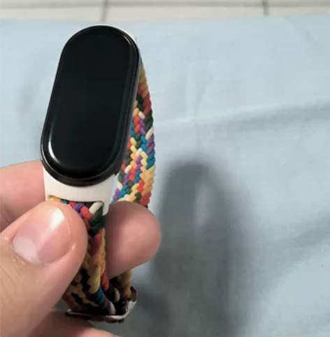 小米手环8，八九成新，有轻微划痕，划痕很轻...