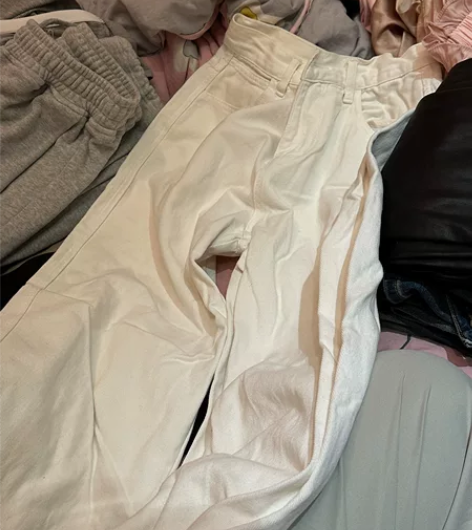 白色运动裤 基本全新 没怎么穿过 感兴趣的...