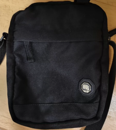 李宁斜挎包，品相如图，logo有磨损氧化 ...