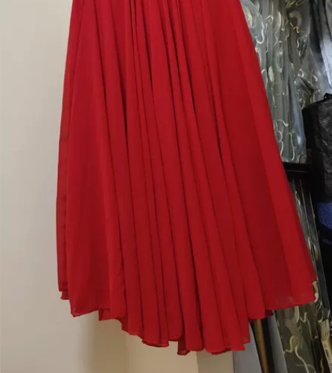 720度大红色大摆裙，有需要的私聊我，裙长...