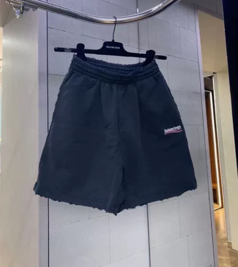可乐刺绣洗水破烂短裤 感兴趣的话点“我想要...