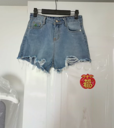 牛仔短裤，九成新，90-95斤左右可穿，腰...