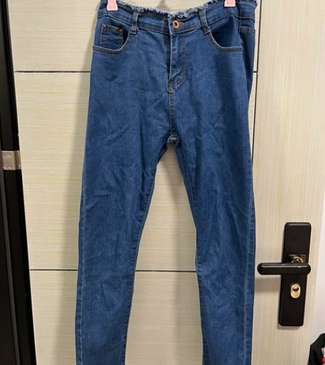 深蓝色牛仔长裤，厚度适中，弹力很好！！穿过...