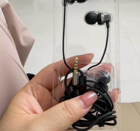 老式插孔耳机 买东西送的，没用过 邮费到付...